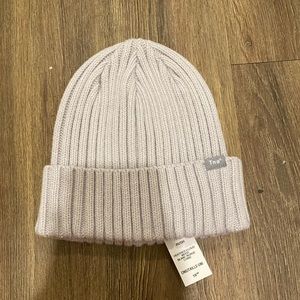 Aritzia TNA beanie